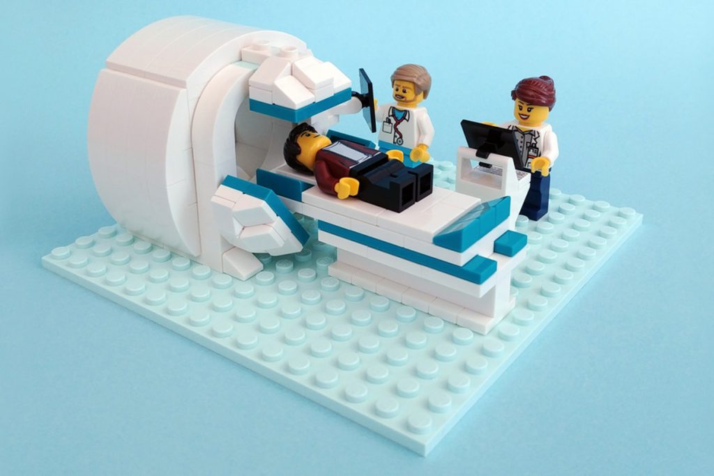 Model tomografa komputerowego zbudowany z klocków LEGO