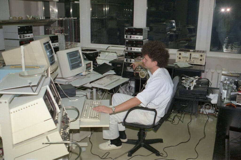 Prof. Zbigniew Nawrat w pracowni komputerowej (1997 rok)