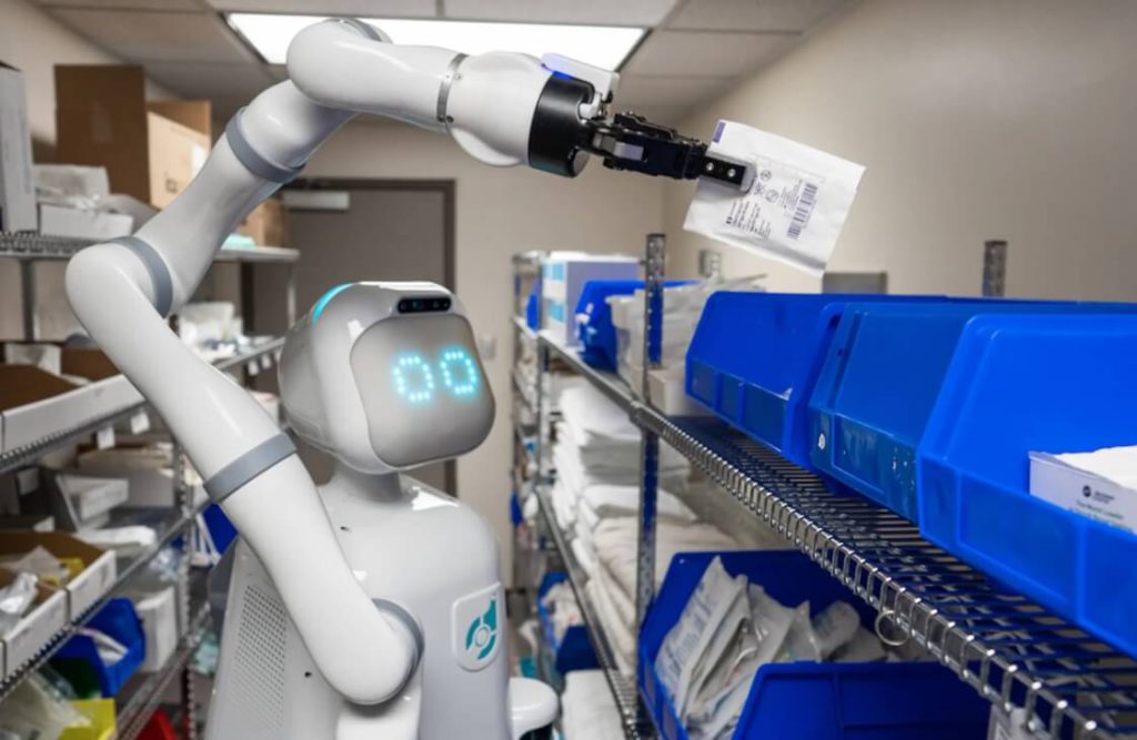Robot Moxi pomaga pielęgniarkom m.in. wyposażyć pokój pacjenta w niezbędne materiały