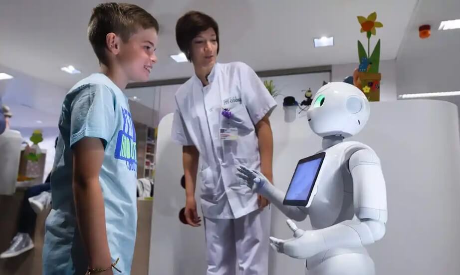 Robot Pepper - zabawia dzieci, ale potrafi też wskazać pacjentom drogę w szpitalu (zdjęcie: AFP)