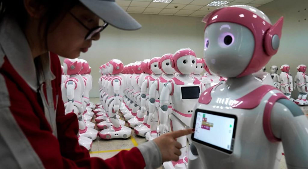 Robot społeczny iPal firmy AvatarMind (Chiny) zapewnia edukację, opiekę i towarzystwo dzieciom i osobom starszym (źródło: Aly Song/Reuters)
