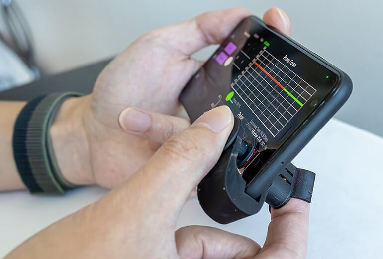 Prosta przystawka zamienia smartfon w profesjonalny ciśnieniomierz.