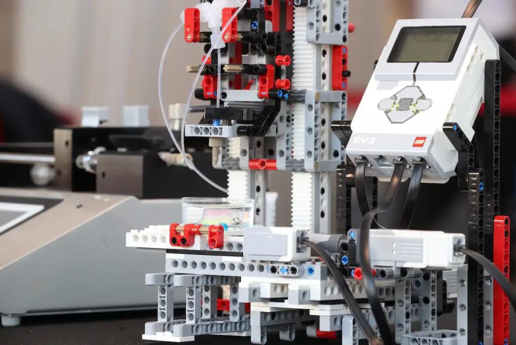 Klocki LEGO zapewniają stabilną konstrukcję.
