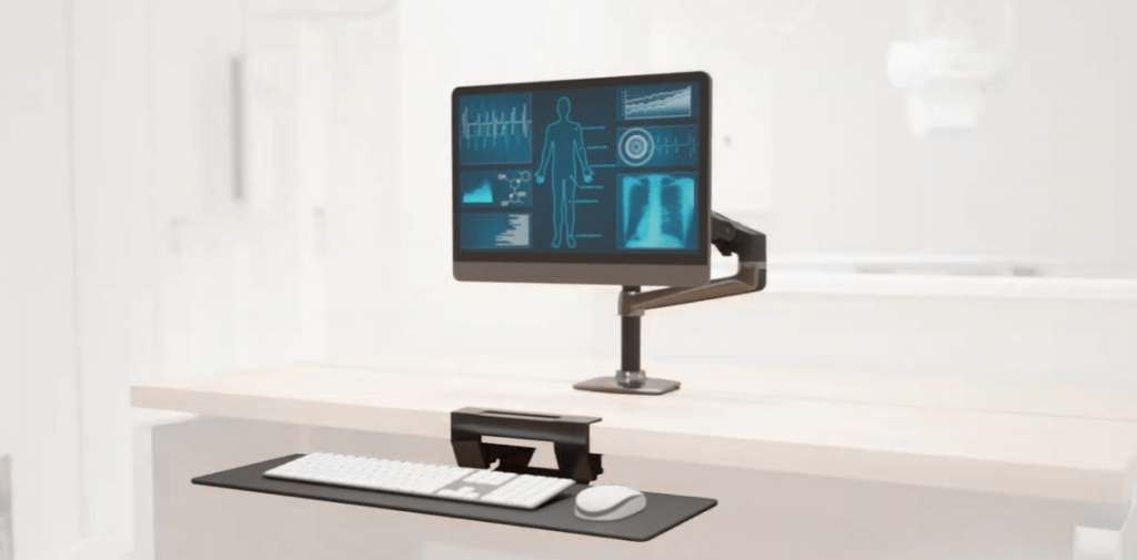Ekran na obrotowym wysięgniku pomaga lekarzowi prezentować pacjentowi dane. Może być też stosowany w rejestracji.