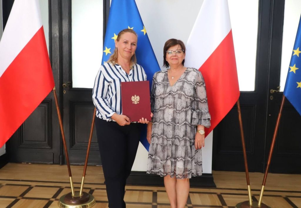 2 września Minister Zdrowia Izabela Leszczyna (po prawej) wręczyła Małgorzacie Olszewskiej nominację na dyrektora Centrum e-Zdrowia 