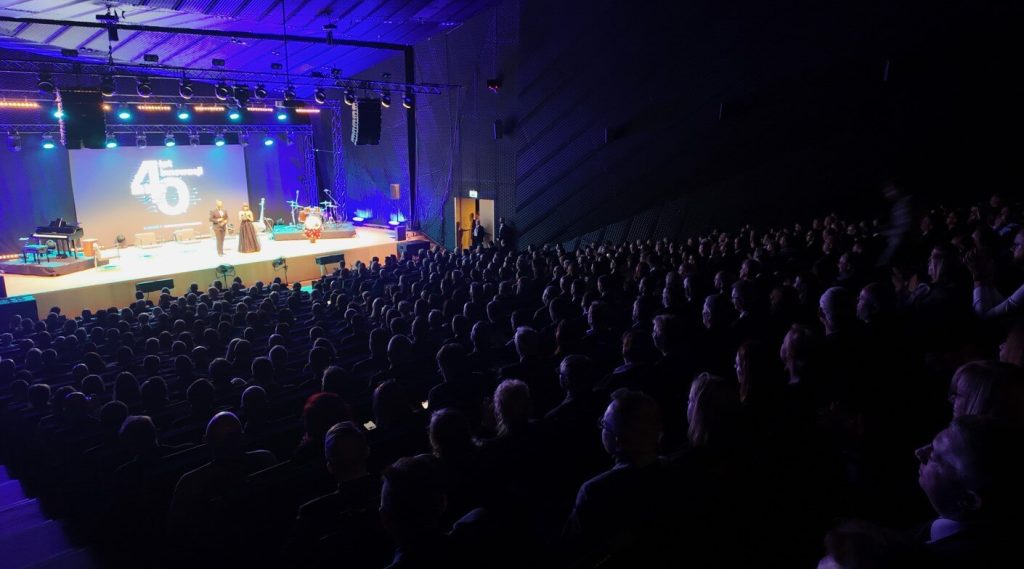 Uroczysta Gala 40-lecia KAMSOFT S.A. zgromadziła przedstawicieli rynku ochrony zdrowia i farmacji. W towarzyszącej konferencji Nawigator e-Zdrowia wzięło udział łącznie ponad 3000 osób
