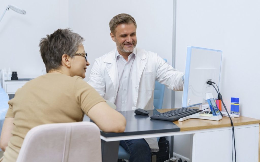  AI przysłuchuje się rozmowie lekarza z pacjentem, transkrybuje ją, a następnie automatycznie wprowadza informacje do pól w dokumentacji medycznej