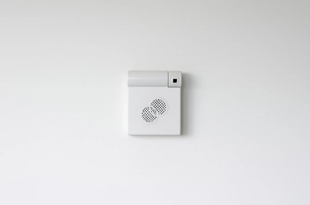 Akara nasłuchuje i obserwuje czynności na sali operacyjnej, aby poprawić organizację pracy (zdjęcie: Akara)