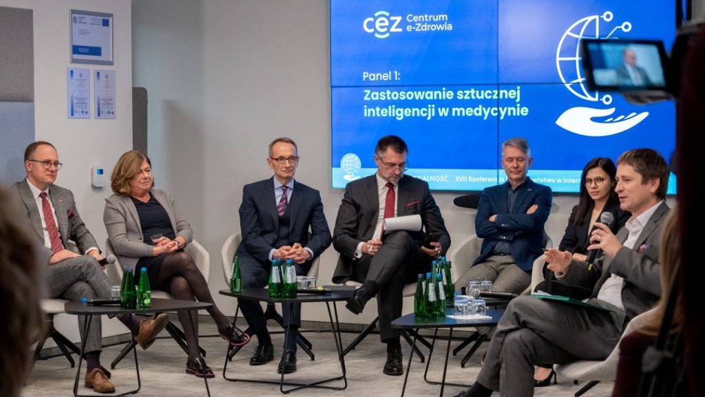 Uczestnicy debaty (od lewej): dr hab. n. med. i o. zdr. Piotr Merks (Uniwersytet Kardynała Stefana Wyszyńskiego), prof. dr hab. n. med. Janina Stępińska (Narodowy Instytut Kardiologii Stefana kardynała Wyszyńskiego - Państwowy Instytut Badawczy), gen. broni prof. dr hab. n. med. Grzegorz Gielerak (Wojskowy Instytut Medyczny - Państwowy Instytut Badawczy), Adam Konka (Dyrektor Centrum e-Zdrowia), Dariusz Szplit (Uniwersyteckie Centrum Kliniczne w Gdańsku), Karolina Tądel (Ministerstwo Zdrowia)