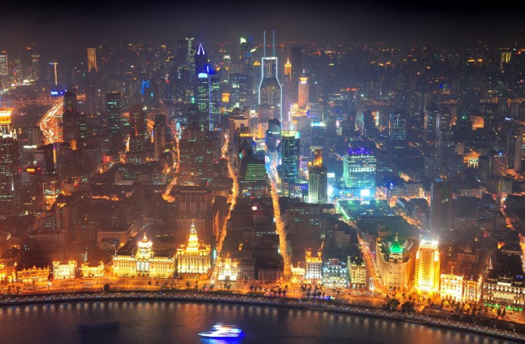 Shanghai to nowoczesna, 25-milionowa metropolia, gdzie po ulicach jeżdżą autonomiczne samochody, a kamery kontrolują każdy aspekt codziennego życia i funkcjonowania miasta