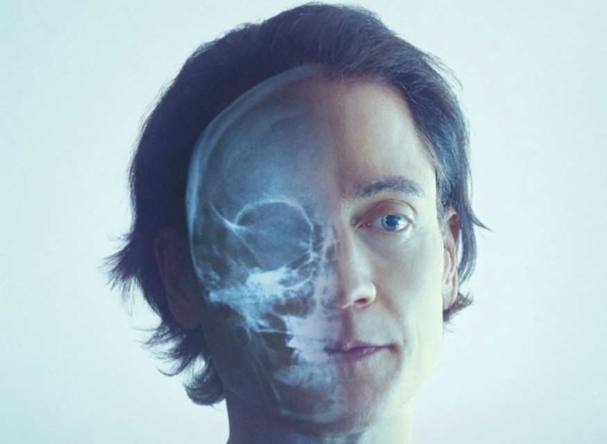 Brian Johnson, plakat reklamujący serial na Netflixie "Nie umieraj: człowiek, który chce żyć wiecznie" (Don't Die: The Man Who Wants to Live Forever)