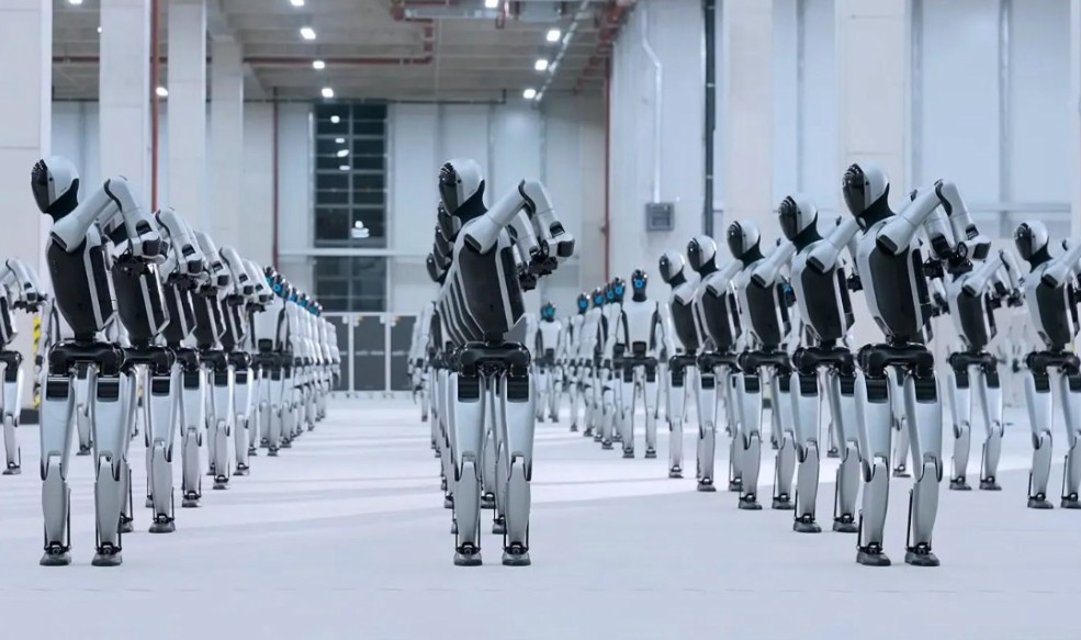 Test robotów w fabryce (kadr z filmu chińskiej firmy UBTECH). W 2026 roku pierwsi humanoidalni pomocnicy wejdą do domów