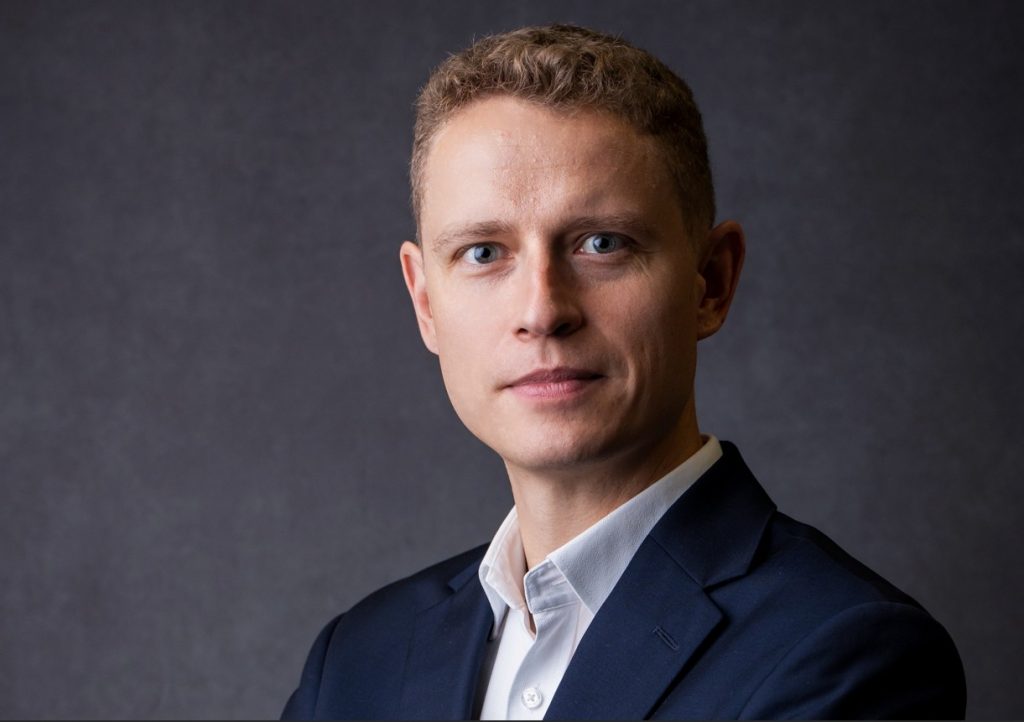 - Dzięki Centralnej e-Rejestracji możemy mierzyć w czasie rzeczywistym zjawisko kolejek oraz aktywnie mu przeciwdziałać - mówi Łukasz Sosnowski, dyrektor Departamentu e-Zdrowia w Ministerstwie Zdrowia