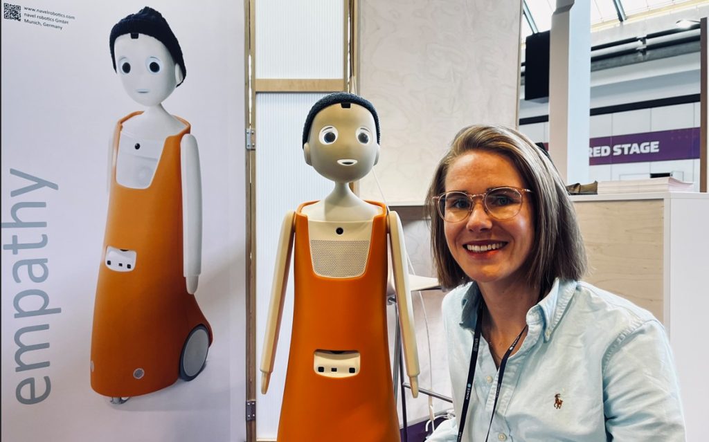 Robot społeczny Navel i Sophia Warnek z Navel Robotics podczas HIMSS 2026 Europe