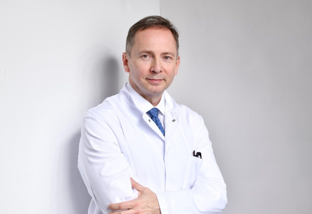 Paradoksalnie, pierwsze głębokie zmiany mogą dotknąć specjalizacji niezabiegowych, gdzie analiza danych, obrazów czy dokumentacji może być częściowo przejęta przez AI - twierdzi prof. Karcz