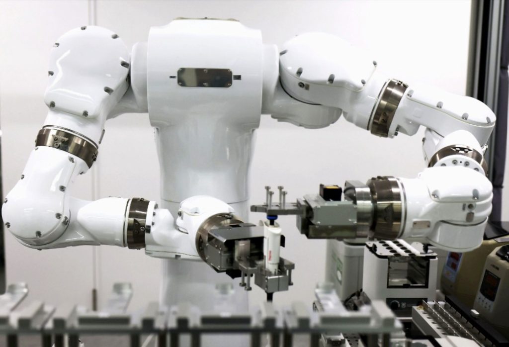 Człowiek będzie projektował badania i analizował wyniki. Robot zajmie się pracą przy probówkach