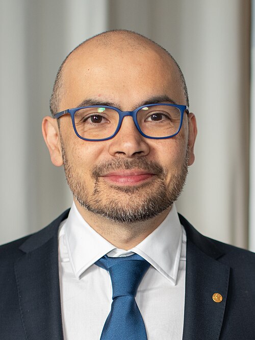 Demis Hassabis odebrał w 2024 roku nagrodę Nobla z Fizyki za AlphaFold - system AI służący do przewidywania trójwymiarowej struktury białek na podstawie ich sekwencji aminokwasowej (zdjęcie: portret Nagrody Nobla)