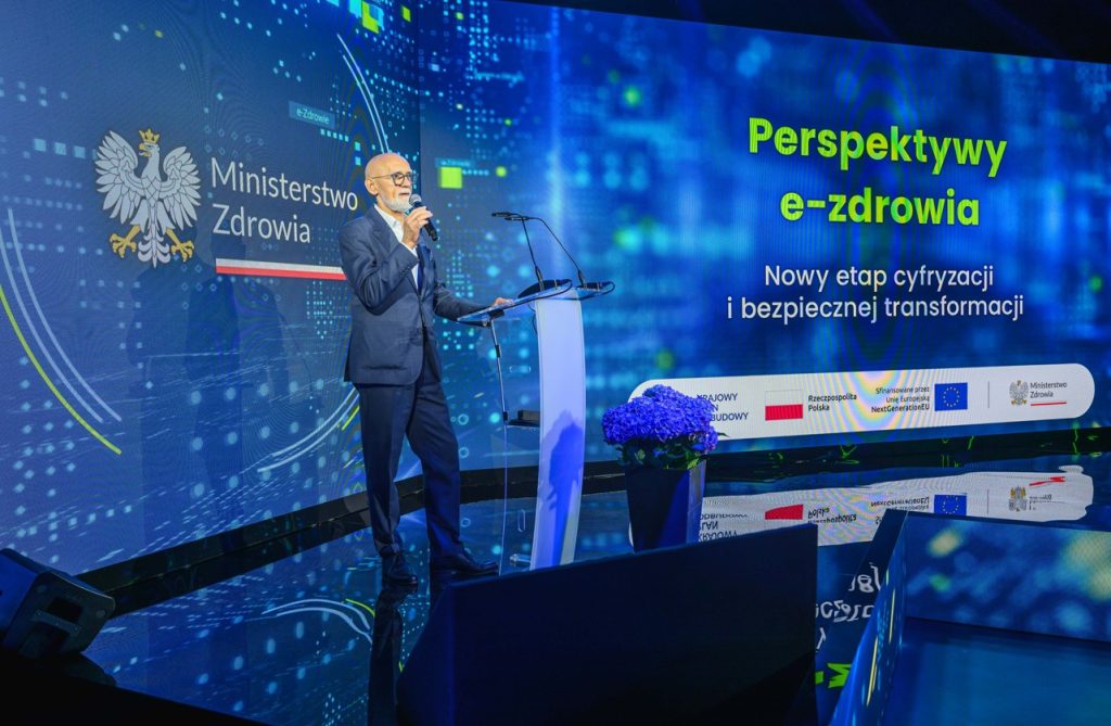 - Dzięki środkom z KPO uruchamiamy kolejne rozwiązania i aplikacje. Nie myślimy już tylko o cyfrowej części systemu. Myślimy również o cyberbezpieczeństwie, bo to ważna część naszego codziennego życia - powiedział wiceminister Zdrowia Tomasz Maciejewski podczas konferencji Perspektywy e-Zdrowia