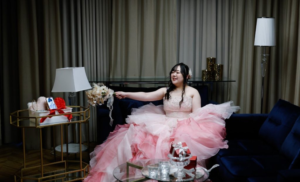 32-letnia Yurina Noguchi i jej partner AI Klaus na ekranie telefonu komórkowego zaraz po ślubie (zdjęcie: REUTERS/Kim Kyung-Hoon)