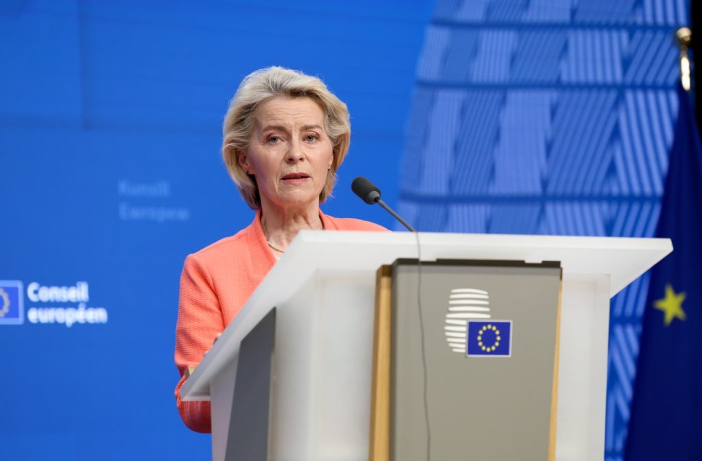 – Dzieci potrzebują czasu w prawdziwym świecie – na zabawę, budowanie przyjaźni twarzą w twarz, popełnianie błędów i kształtowanie własnej tożsamości, zanim zrobi to za nie algorytm - mówiła Ursula von der Layen zapowiadając prace nad zakazem social mediów