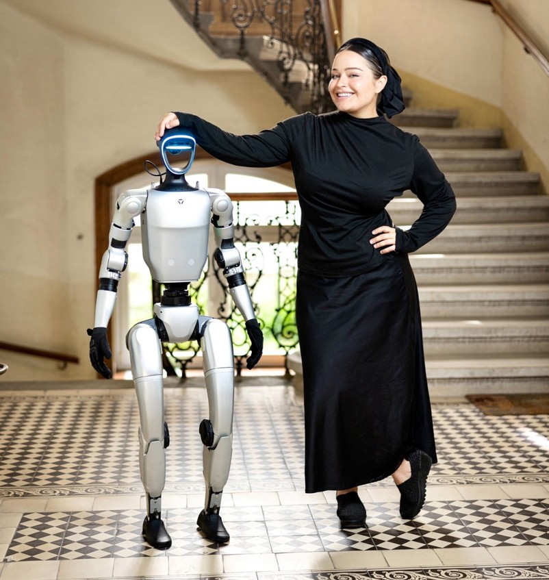Emily i Tova w domu. Robot wydaje się zgrabny i lekki, ale waży 50 kg