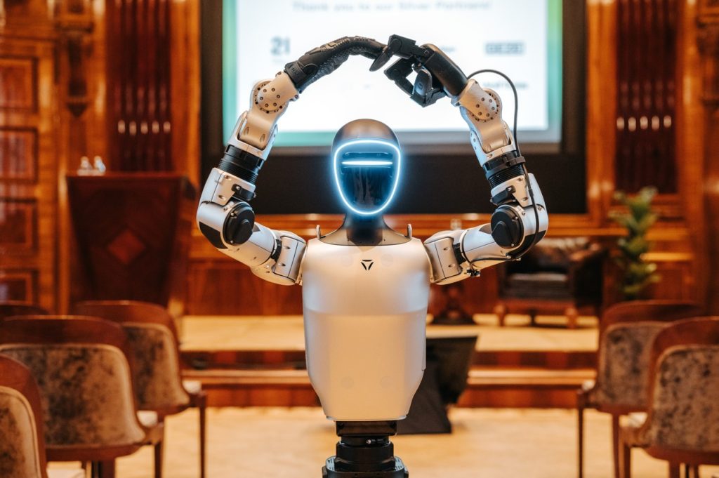 Humanoid Tova przygotowuje się do pokazu podczas konferencji
