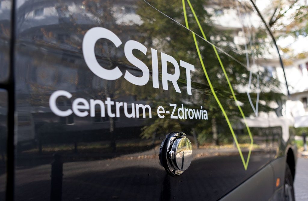 CSIRT CeZ dysponuje cyberkaretką. To specjalistyczny pojazd, wyposażony w autonomiczne źródła zasilania, zaawansowane systemy łączności satelitarnej i 5G oraz mobilną infrastrukturę teleinformatyczną. Jej zadaniem jest pomoc, gdy dojdzie do ataku hakerów (źródło: Centrum e-Zdrowia)