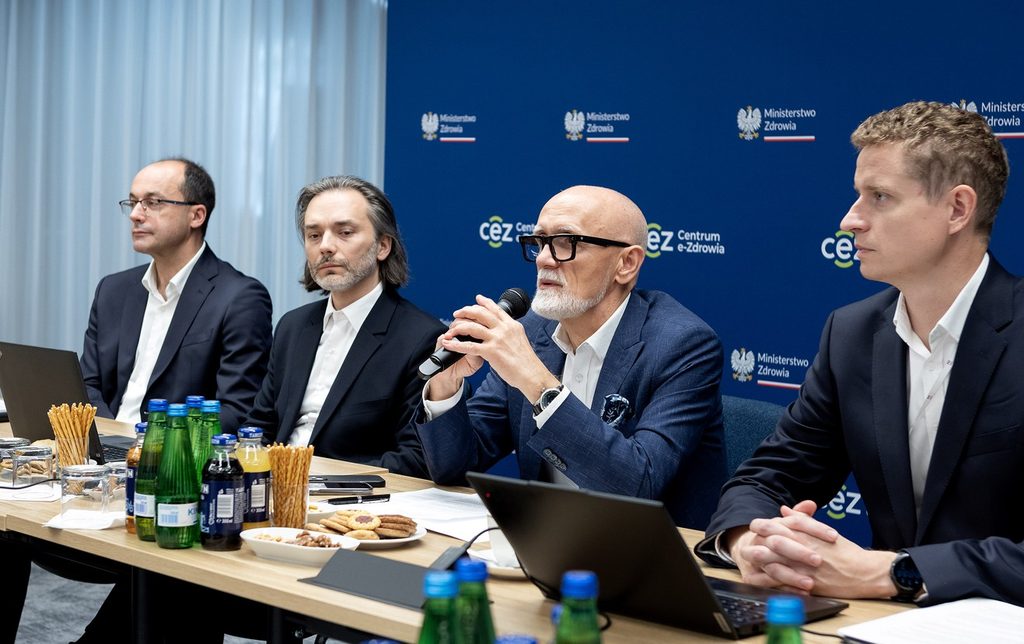 Spotkanie dotyczące bezpieczeństwa danych medycznych w Centrum e-Zdrowia. Na zdjęciu (od lewej): Jarosław Sot (Dyrektor CeZ), Jeremi Olechnowicz (dyrektor Pionu Eksploatacji Systemów Teleinformatycznych w CeZ) Tomasz Maciejewski (Wiceminister Zdrowia), Łukasz Sosnowski (Dyrektor Departamentu e-Zdrowia w MZ)